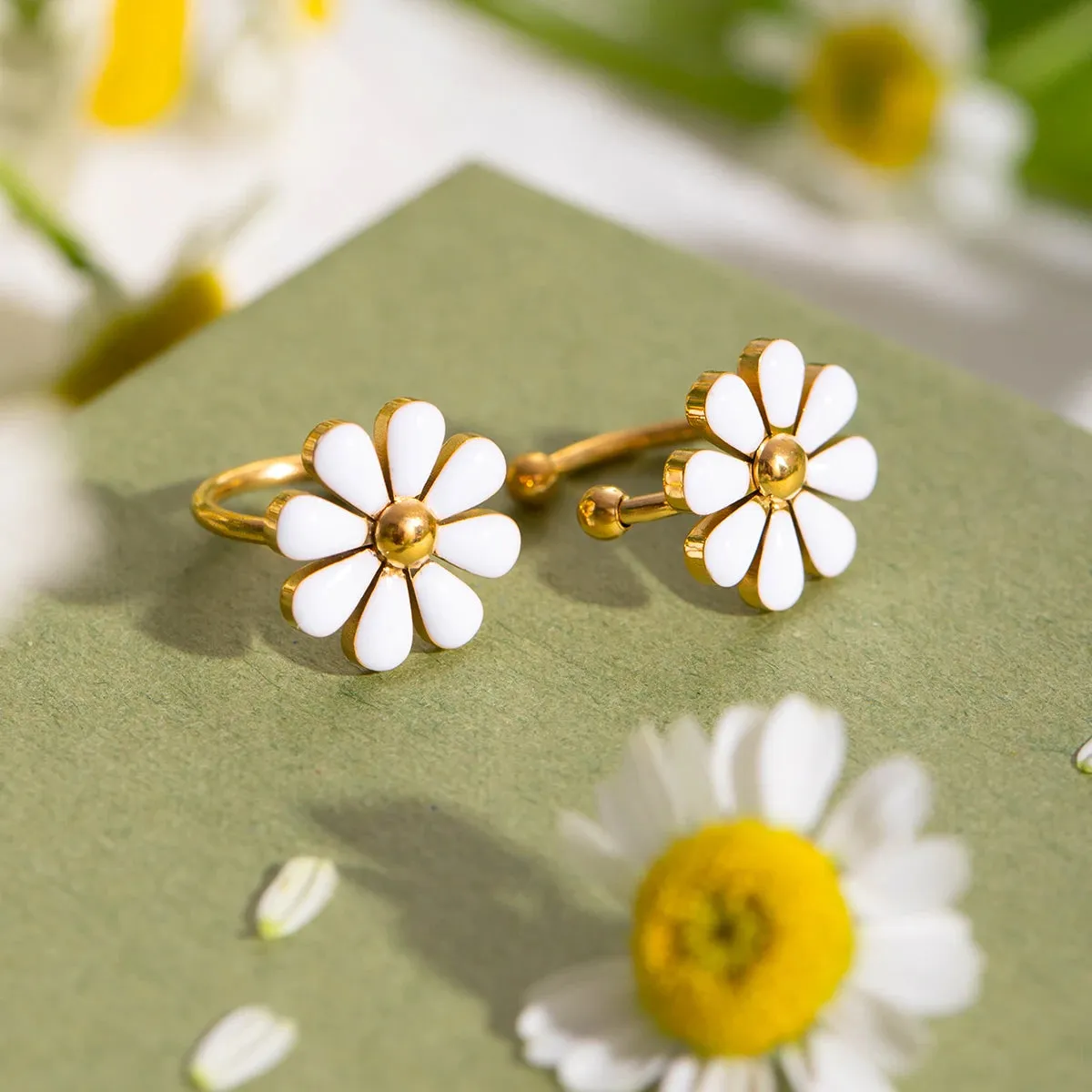 Elegant Summer Luxury White Drip Oil Eight-Petal Flower Ear Clip