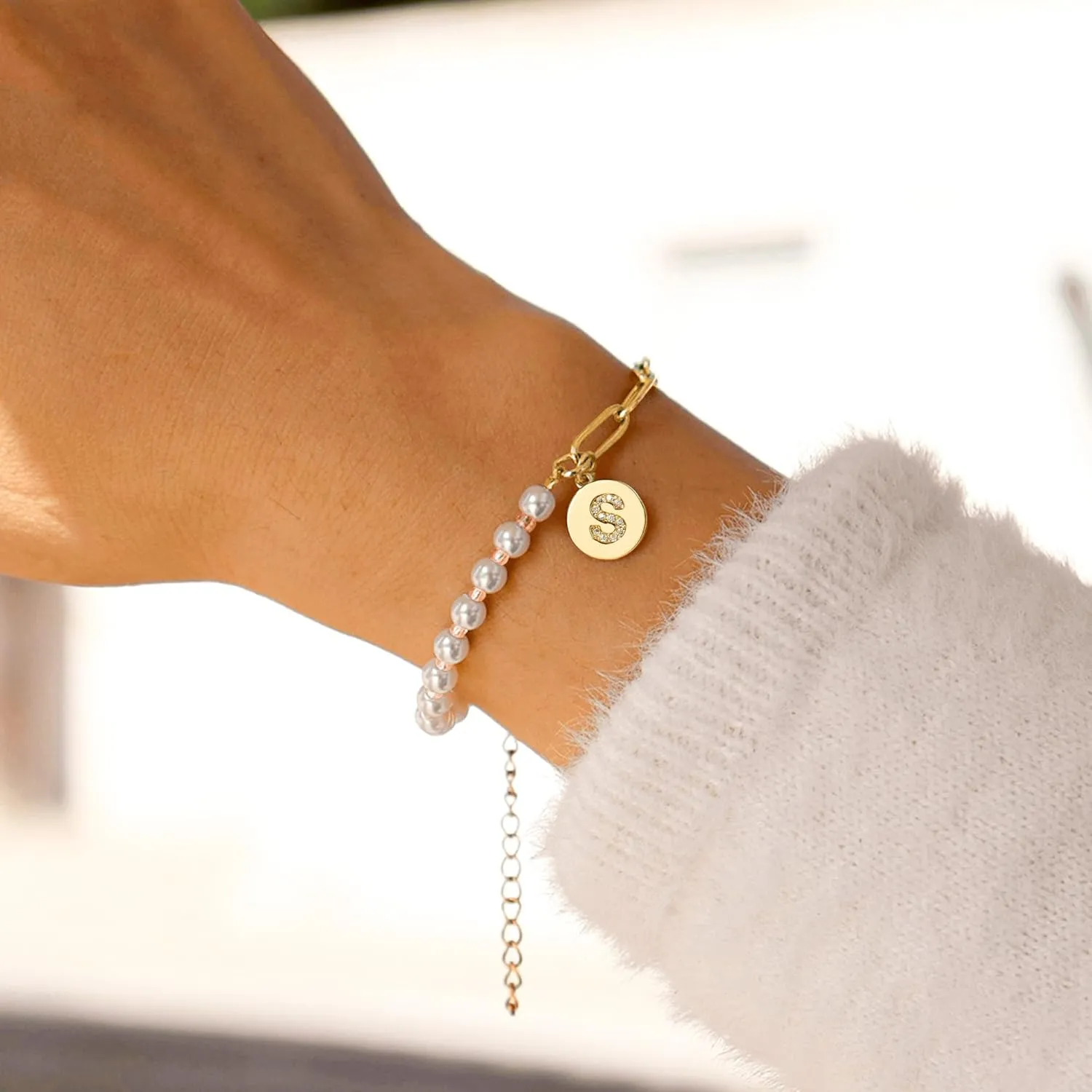 Turandoss Gifts for Her - Initial Pearl Bracelets for Women Teen Girls Gifts Personalized Gold A-Z Initial Charm Paper Clip Chain Pearl Bracelets for Girls Bridesmaid Wedding Gifts