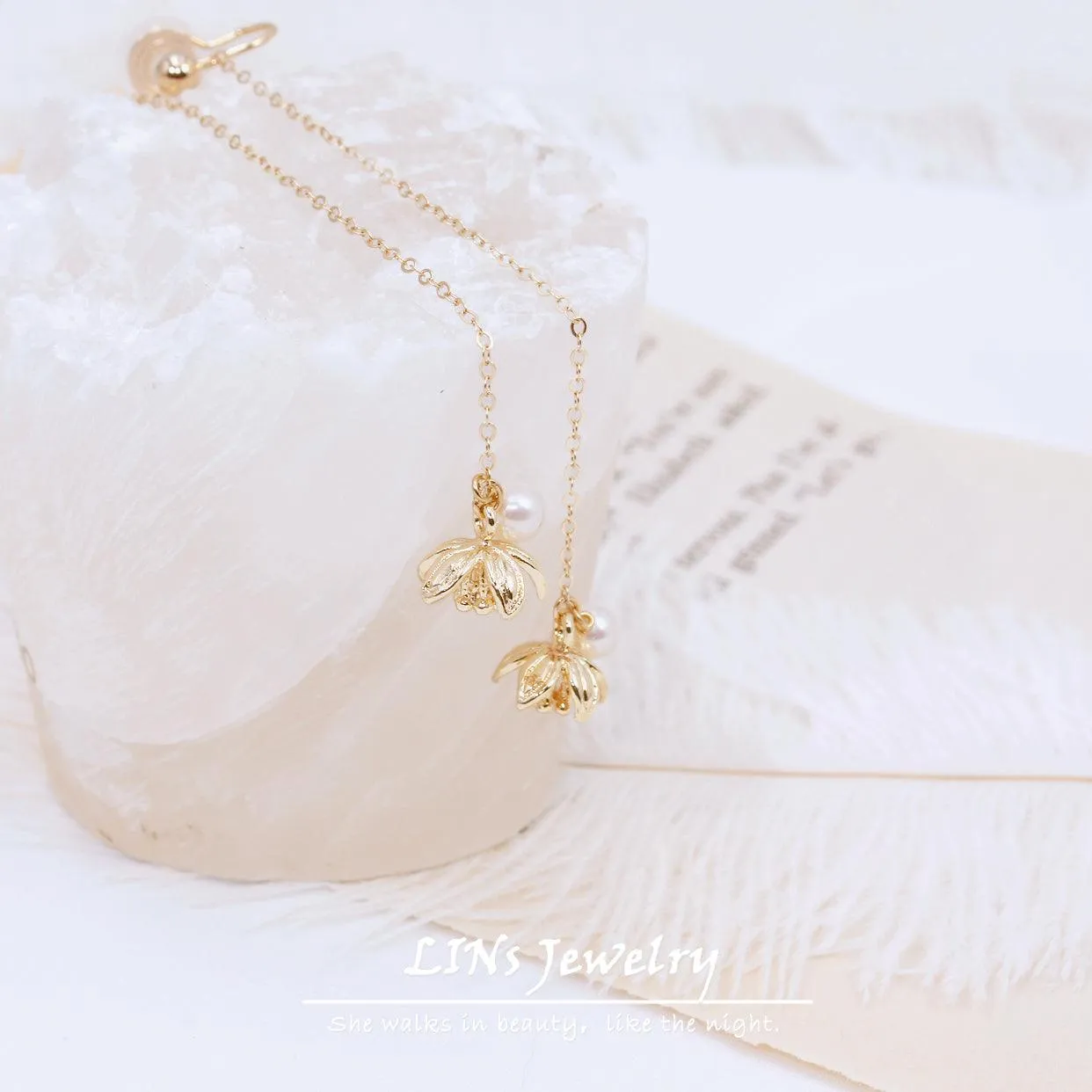 Water Lily Three-dimensional Lotus Pearl Bag Gold Ear Clip