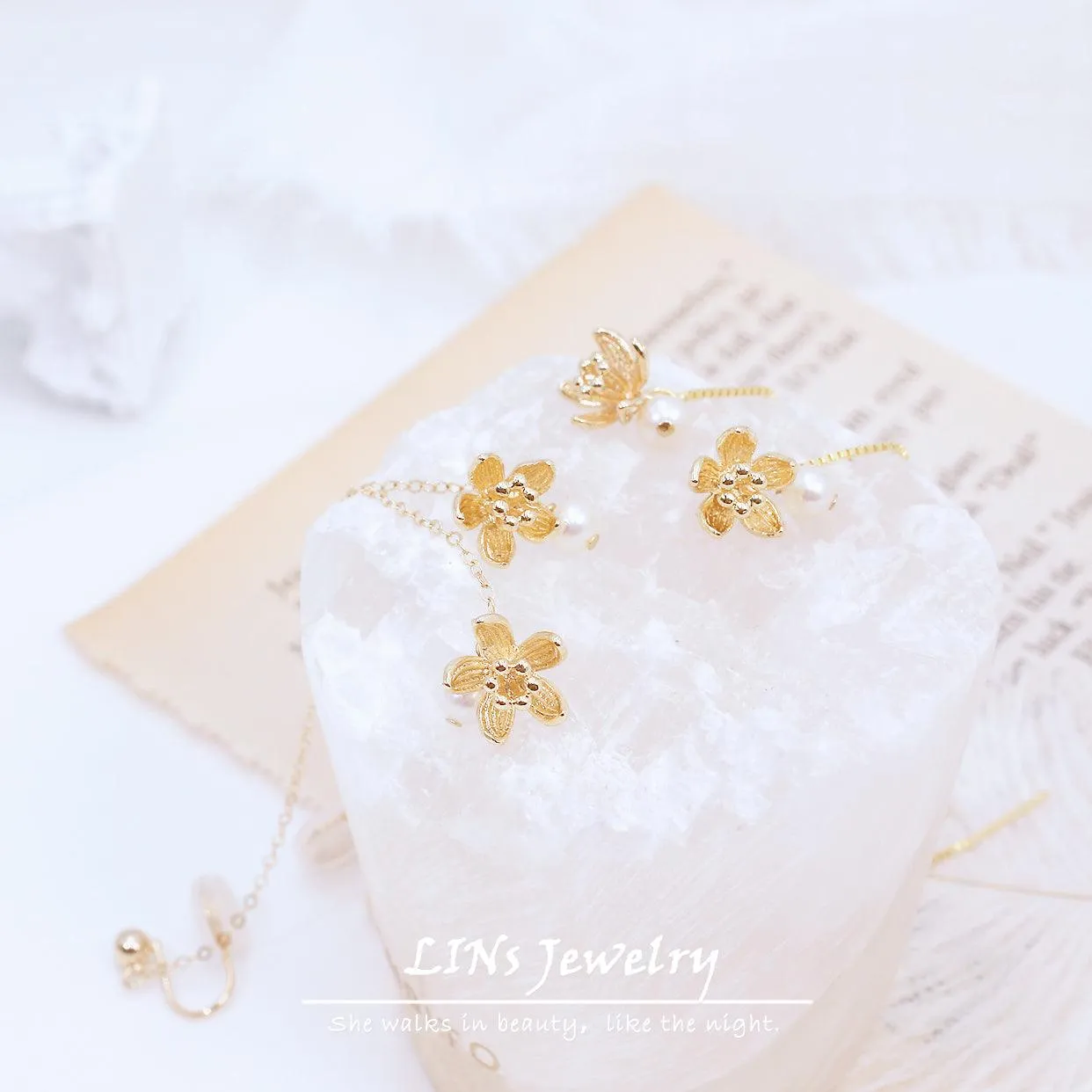 Water Lily Three-dimensional Lotus Pearl Bag Gold Ear Clip