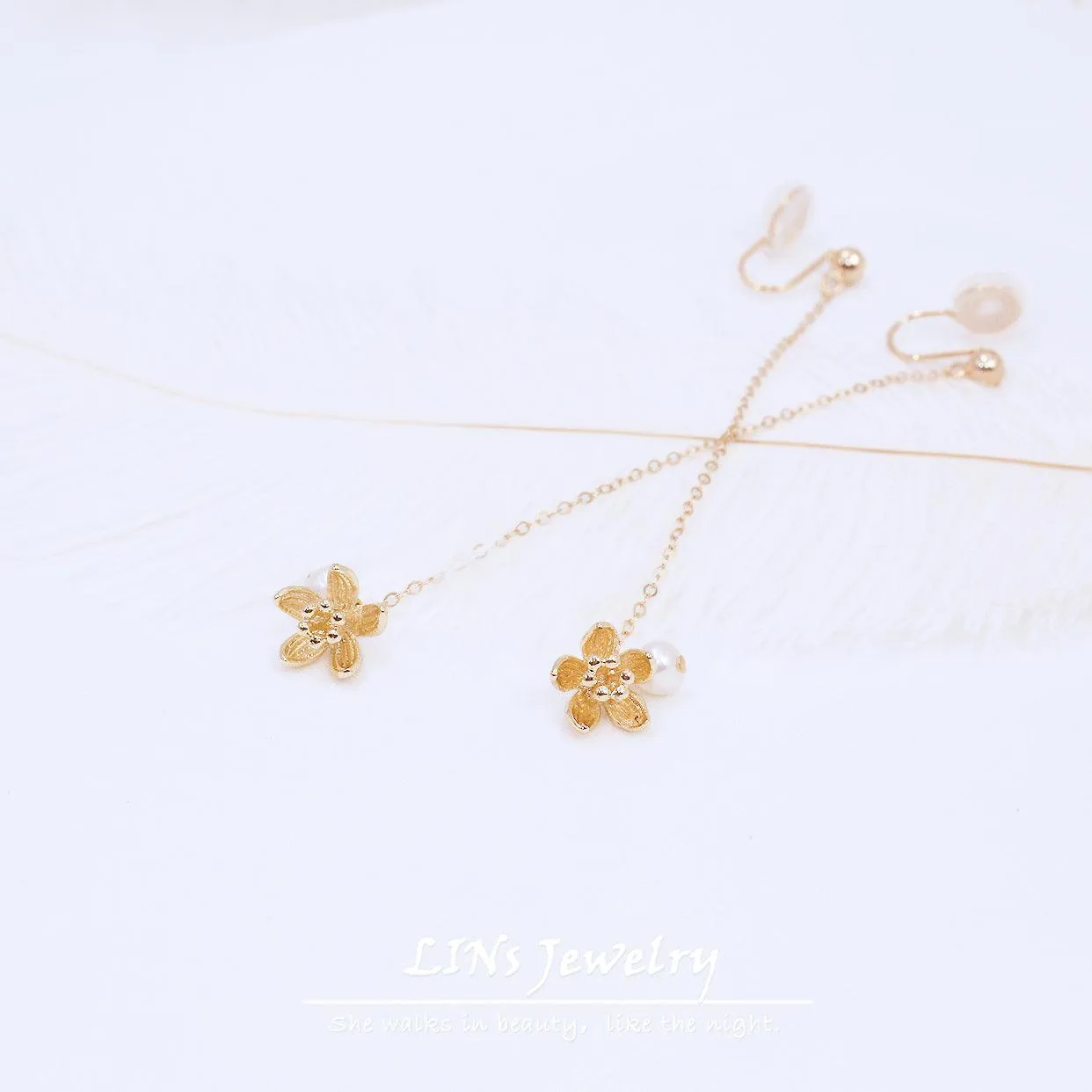 Water Lily Three-dimensional Lotus Pearl Bag Gold Ear Clip